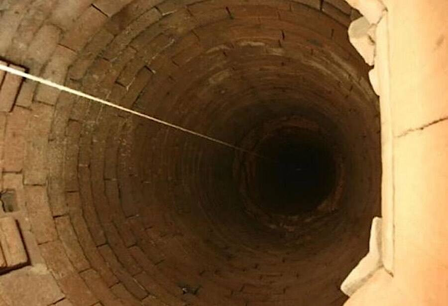 Một số câu chuyện kể rằng, trước khi lâu đài Houska đóng cửa, không có người sinh sống, một số tù nhân bị giam trong các lâu đài gần đó sẽ được ân xá nếu đồng ý leo xuống phía dưới cái hố để kiểm tra độ sâu và xem có thứ gì bên dưới không.