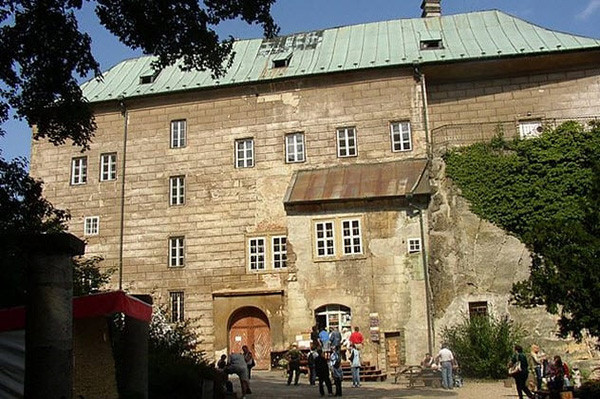 Do đó, những người sống trong lâu đài và các khu vực xung quanh sẽ không bị ma quỷ "hành hạ" khiến bản thân lo lắng đến mất ăn, mất ngủ.