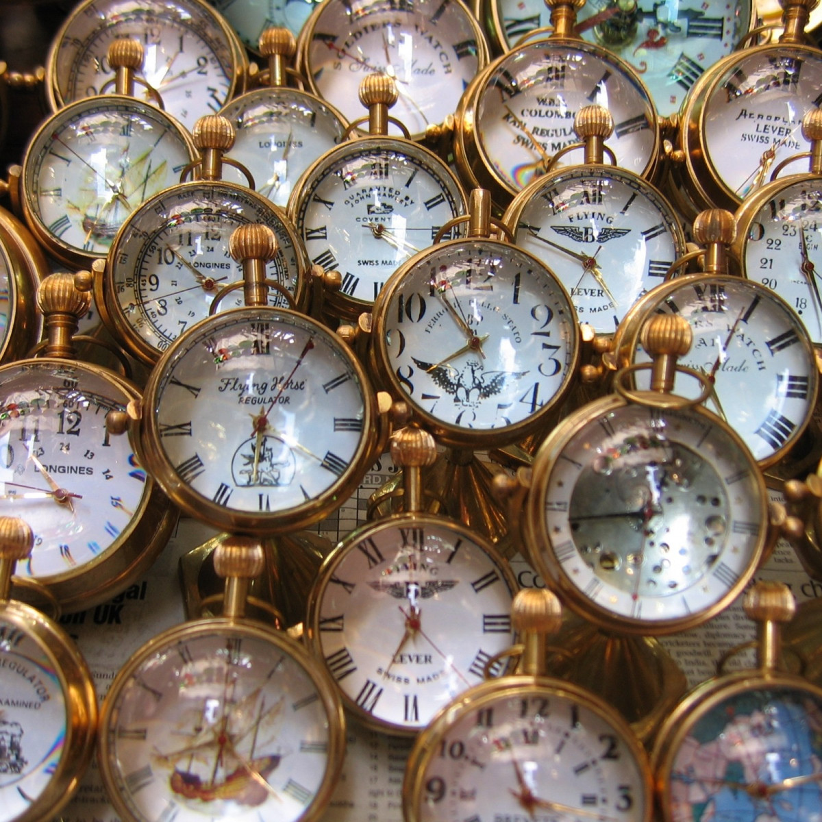 Tiến sĩ Bradford Skow công tác tại Viện Công nghệ Massachusetts là tác giả của cuốn sách “Objective Becoming”. Trong tác phẩm này, ông đưa ra một giả thuyết về vũ trụ có 4 chiều không thời gian.