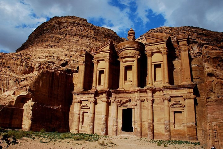 Petra ở Jordan là một thành phố cổ được xây dựng ngay trên các vách đá cách đây hơn 2.000 năm. Vào năm 2007, thành phố cổ Petra được UNESCO công nhận là một trong số 7 kỳ quan mới của thế giới.