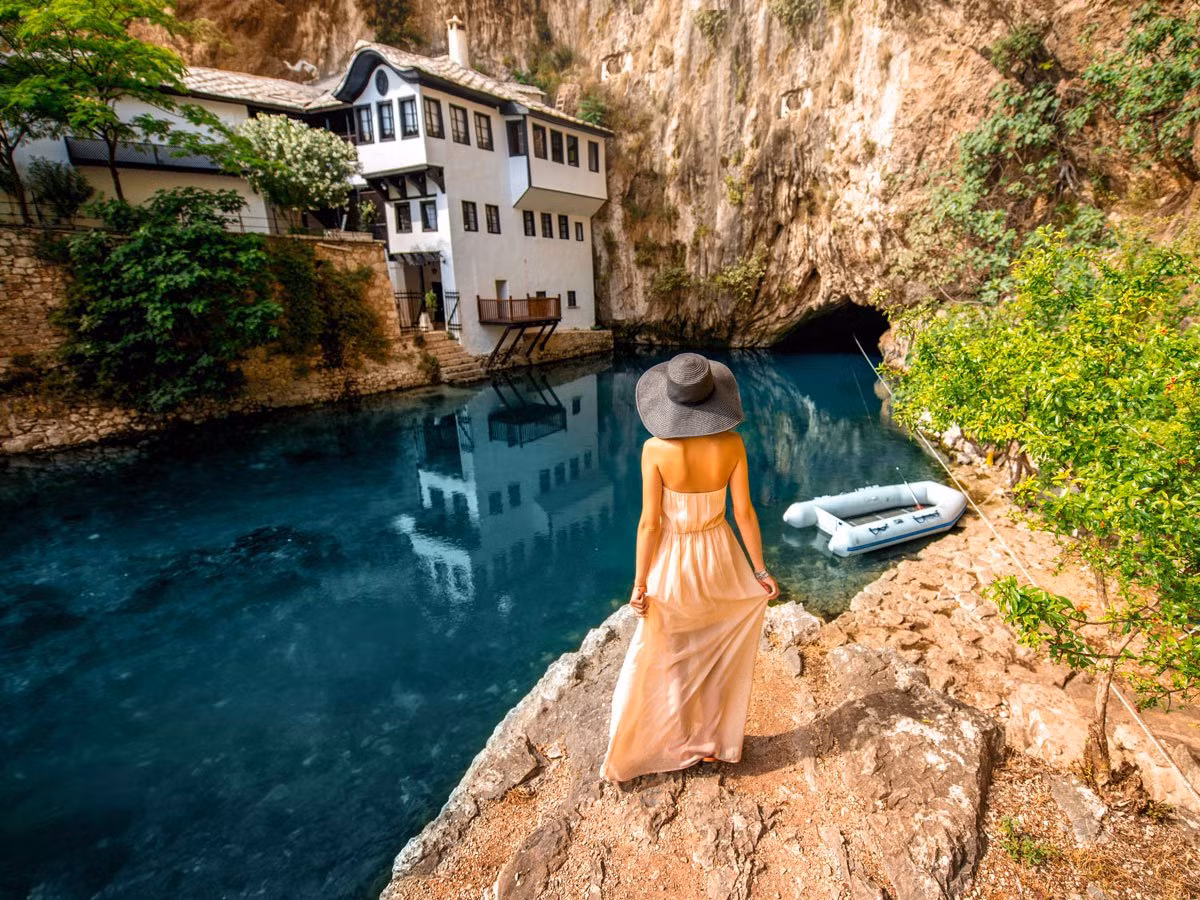 Ngôi làng Blagaj ở Bosnia và Herzegovina khiến du khách mê đắm bởi vẻ đẹp cổ kính. Trong số này, vẻ đẹp của tu viện Blagaj Tekke - công trình được xây dựng cho các giáo phái Dervish khiến nhiều người khó rời mắt. Khi đến đây, du khách có thể vừa chiêm ngưỡng kiến trúc độc đáo của tu viện vừa ngắm nhìn dòng sông Buna thơ mộng.