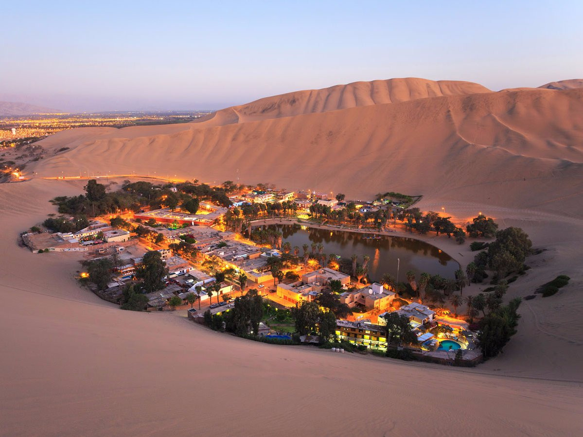 Huacachina là một ốc đảo trên sa mạc nằm ở phía nam thủ đô Lima, Peru. Nơi đây sở hữu cảnh quan tuyệt đẹp khiến nhiều người cứ ngỡ đặt chân đến chốn thiên đường có thật trên Trái đất. Ốc đảo này từng là điểm nghỉ dưỡng phổ biến của tầng lớp thượng lưu ở thành phố Ica gần đó. Ngày nay, Huacachina thu hút rất đông khách du lịch tới tham quan, nghỉ dưỡng.