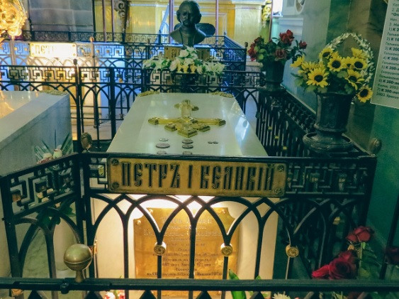 Phải tới năm 1731, cháu gái của Peter Đại đế là Anna Ioannovna lên nắm quyền cai trị nước Nga mới hạ lệnh chôn cất thi hài ông hoàng nổi tiếng này và vợ. Khi ấy, Peter Đại đế mới thực sự được an nghỉ.
