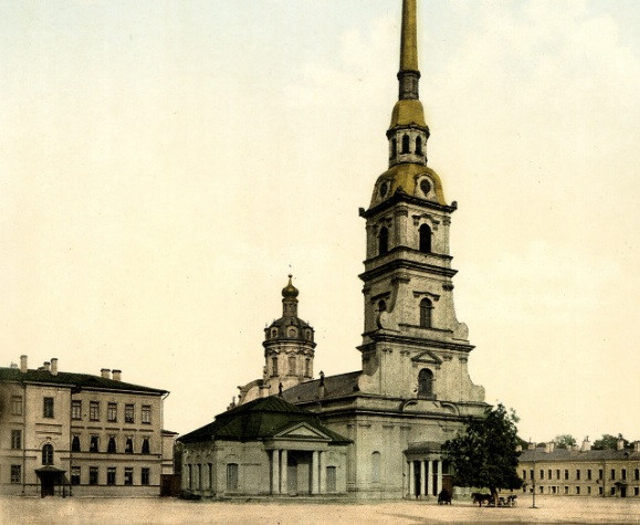 Trong suốt 6 năm sau đó, quan tài của Peter Đại đế không được hạ huyệt. Sở dĩ như vậy là vì trong khoảng thời gian đó, nhà thờ Thánh Peter và Thánh Paul vẫn trong quá trình xây dựng. Theo đó, trong 6 năm, quan tài được đặt trong một nhà nguyện bằng gỗ tạm thời bên trong nhà thờ.