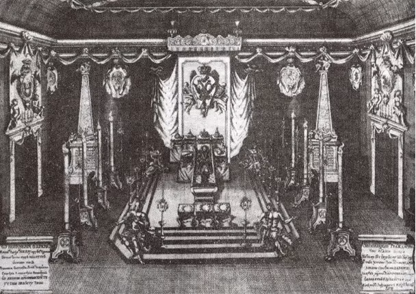 Lễ tang của Peter Đại đế được tổ chức trang trọng ngay trong Cung điện mùa Đông. Quan tài chứa thi hài của ông được đặt trong một căn phòng lớn (rộng 200 m2). Bên trong phòng tang lễ có bố trí các biểu tượng của Sa hoàng cùng nhiều tác phẩm điêu khắc bằng gỗ.