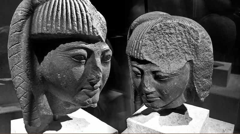 Được xem là nhà Ai Cập học đầu tiên của nhân loại, cuộc đời hoàng tử Khaemweset khiến nhiều người tò mò. Theo các sử liệu, hoàng tử Khaemweset là con trai thứ 4 của pharaoh Ramses II và Nữ hoàng Isetnofret.