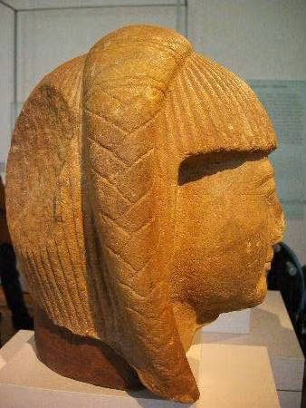 Vào năm 1263 trước Công nguyên, hoàng tử Khaemweset trở thành thầy tế của đền thờ Ptah ở thành phố Memphis. Khi ấy, ông 18 tuổi. Thầy tế là một vị trí rất quan trọng trong triều đình Ai Cập vì họ là người phụ trách các nghi lễ cúng tế, thờ phụng và đọc các câu thần chú trong tang lễ hoàng gia.