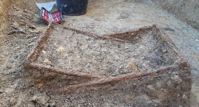 Đó là các nhà khảo cổ tìm thấy một chiếc ghế xếp bằng sắt có niên đại khoảng 1.400 năm tuổi trong ngôi mộ cổ. Hiện vật quý hiếm này có kích thước khoảng 70 x 45 cm khi gấp lại.