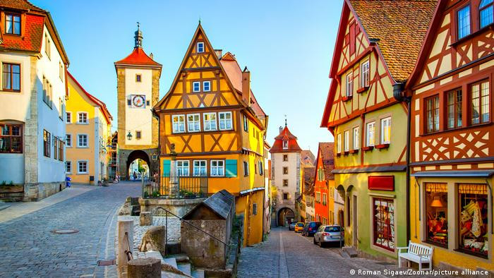 Nhà khảo cổ Hubert Fehr công tác tại Văn phòng Bảo vệ Di tích Bang Bavaria cho hay chiếc ghế xếp trên xuất hiện vào khoảng năm 600 sau Công nguyên. Nó được tùy táng trong ngôi mộ của một phụ nữ qua đời khi khoảng 40 - 50 tuổi.