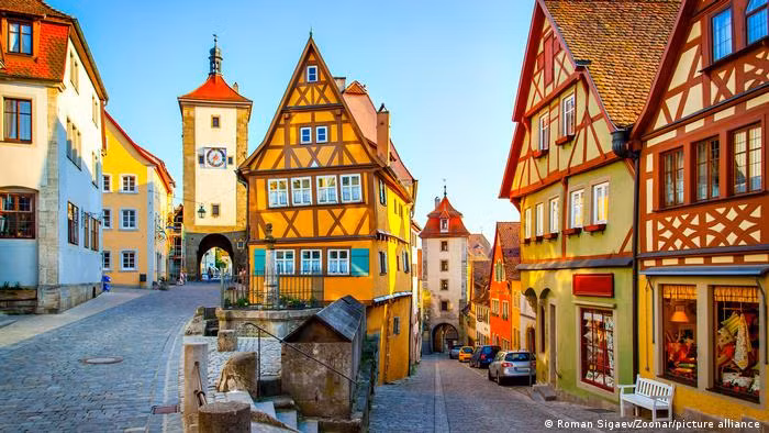 Nhà khảo cổ Hubert Fehr công tác tại Văn phòng Bảo vệ Di tích Bang Bavaria cho hay chiếc ghế xếp trên xuất hiện vào khoảng năm 600 sau Công nguyên. Nó được tùy táng trong ngôi mộ của một phụ nữ qua đời khi khoảng 40 - 50 tuổi.