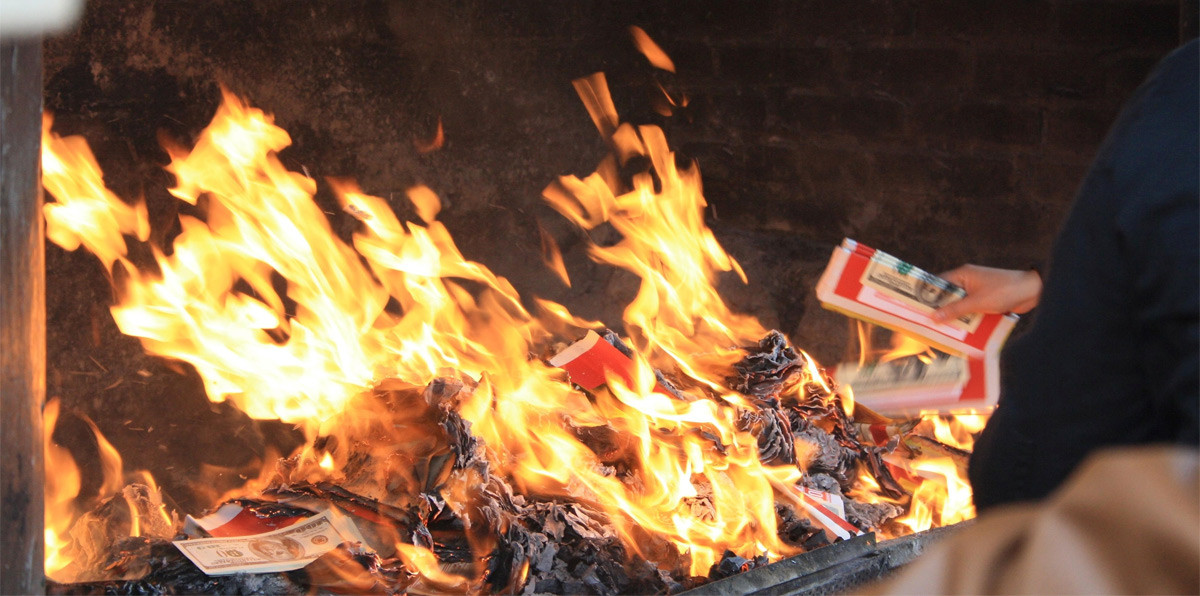 Do vậy, vào những ngày đặc biệt như lễ Thanh minh, giỗ chạp, ngày rằm, các gia đình thường đốt tiền giấy, vàng mã cho người đã khuất.