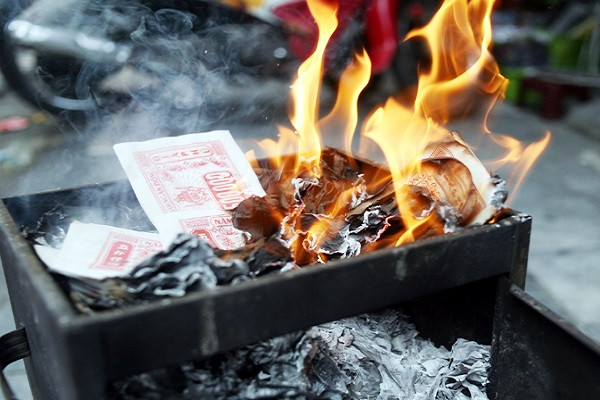 Linh hồn người quá cố sẽ dùng tiền giấy được người thân trong gia đình, bạn bè đốt cho để chi tiêu cho các nhu cầu sinh hoạt hàng ngày ở thế giới bên kia.