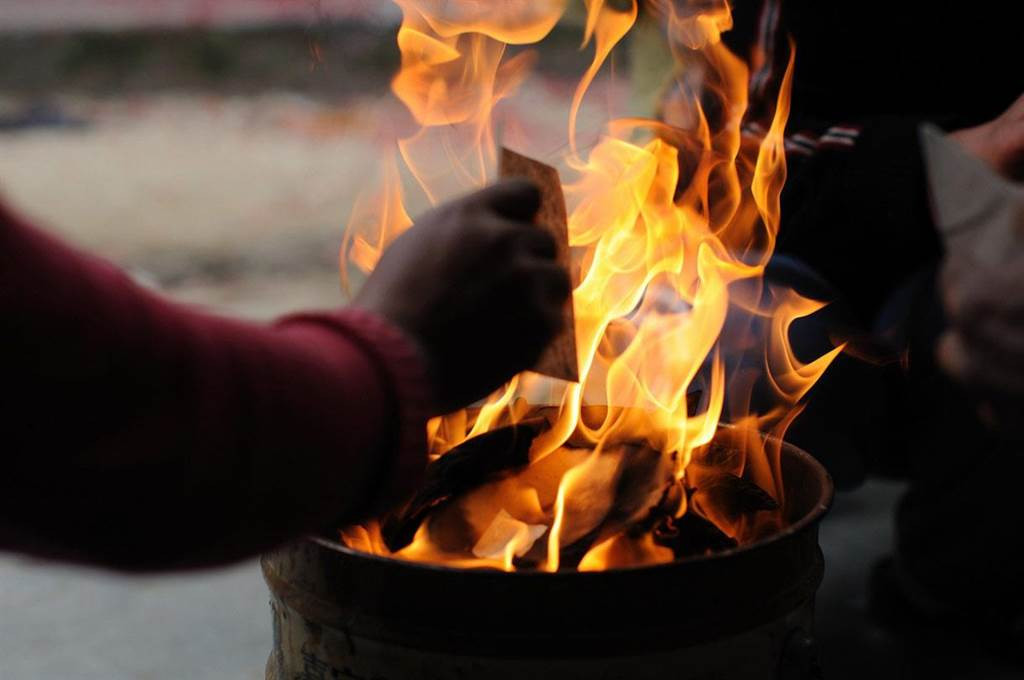 Thêm nữa, nhận được nhiều tiền giấy do con cháu gửi, người quá cố sẽ phù hộ cho gia đình, người thân.