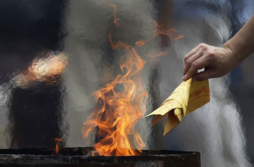 Theo quan niệm của người xưa, tiền giấy được đốt cho người ở thế giới bên kia là loại tiền độc nhất vô nhị. Do là loại tiền chỉ dành cho linh hồn người quá cố sử dụng ở cõi âm nên chúng có ý nghĩa đặc biệt.