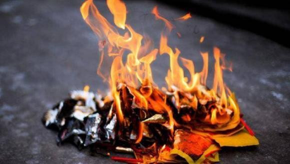 Vì vậy, tập tục đốt tiền giấy, vàng mã được lưu truyền qua nhiều thế hệ và tồn tại đến ngày nay.