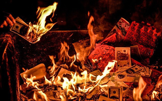 Trước đó, người dân Trung Quốc có tập tục tuẫn táng (tức chôn người sống theo người chết để họ sang thế giới bên kia hầu hạ). Tuy nhiên, theo thời gian, tập tục này bị đánh giá là vô nhân đạo nên dần xóa bỏ. Từ đây, phong tục đốt tiền giấy, vàng mã xuất hiện.