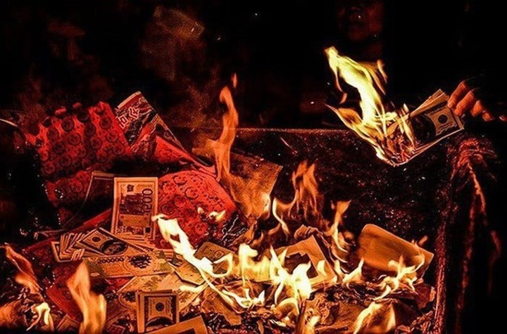 Trong suốt hàng ngàn năm lịch sử, một số nền văn minh như Ai Cập, Hy Lạp, Aztec, Trung Quốc... tin rằng linh hồn có thật. Sau khi một người qua đời, linh hồn của họ sẽ sang thế giới bên kia. Từ đây, nhiều phong tục độc đáo liên quan đến thế giới bên kia xuất hiện. Trong số này có phong tục đốt tiền giấy cho người đã khuất nhận được sự quan tâm lớn của công chúng.