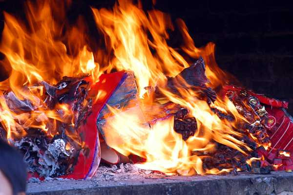 Nhờ số tiền giấy đó, linh hồn người quá cố sẽ có cuộc sống dư giả ở cõi âm. Đồng thời, việc người thân đốt tiền giấy cho người đã khuất chứng tỏ gia đình, các thế hệ con cháu không lãng quên họ.