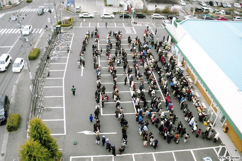 Đặc biệt, vào năm 2011, Nhật Bản xảy ra trận động đất kinh hoàng khiến nhiều thành phố bị ảnh hưởng. Không ít người dân mất nhà cửa, tài sản và cuộc sống thường nhật bị đảo lộn.