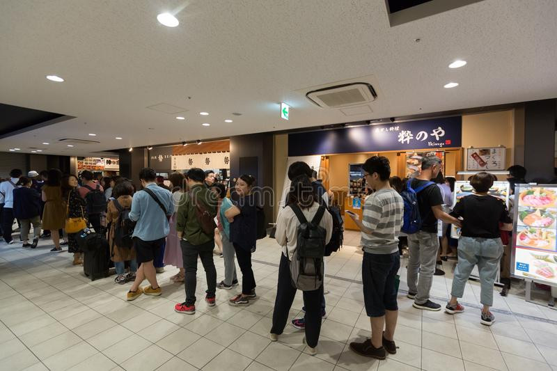 Từ đây, nhiều người không khỏi tò mò vì sao người Nhật Bản có văn hóa xếp hàng đáng tự hào như vậy. Liên quan đến vấn đề này, David Andrew, tác giả cuốn Tại sao hàng kia luôn đi nhanh hơn nhận định người Nhật Bản "bị ám ảnh" chuyện xếp hàng.