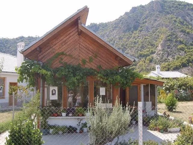 Ngôi nhà này cũng là nơi bà gặp gỡ nhiều chính trị gia, doanh nhân trong và ngoài nước để đưa ra những tiên tri về số phận của họ. Thêm nữa, nhiều người dân cũng đến nhà tìm gặp bà Vanga để xin lời khuyên hoặc nhờ bà chữa bệnh.