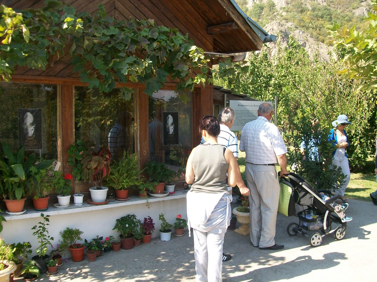 Trước những sự việc bí ẩn trên, một số người cho rằng, ngôi nhà của bà Vanga có thể chứa năng lượng kỳ bí mà giới khoa học chưa thể lý giải. Đây chỉ là giả thuyết. Đến nay, một số nhà khoa học vẫn tìm kiếm lời giải cho bí ẩn này.