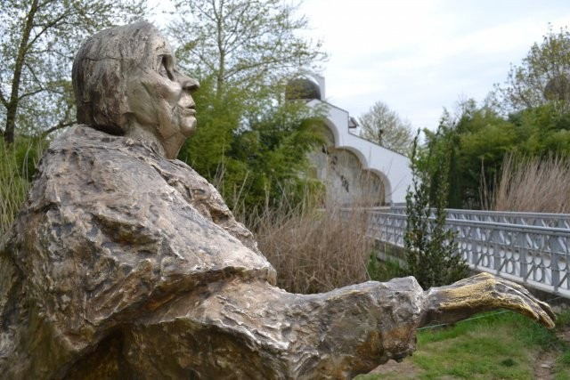 Theo đó, ngôi nhà mà bà Vanga sống những năm cuối đời trở thành một địa điểm nổi tiếng thế giới khiến nhiều người tò mò.