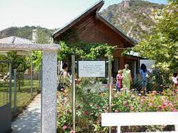 Một vài người khác thì cảm thấy rùng mình như thể đã tiếp xúc với một thế lực bí ẩn nào.