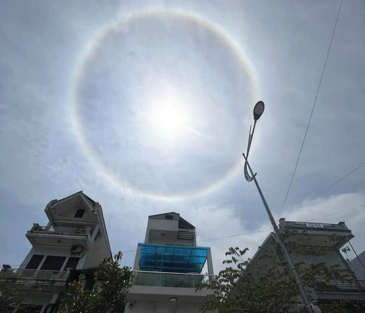 Quầng sáng hào quang này thường là một vòng tròn bao quanh mặt trời, đôi khi cũng là các cung, điểm trên bầu trời. Ảnh: Móng Cái New.