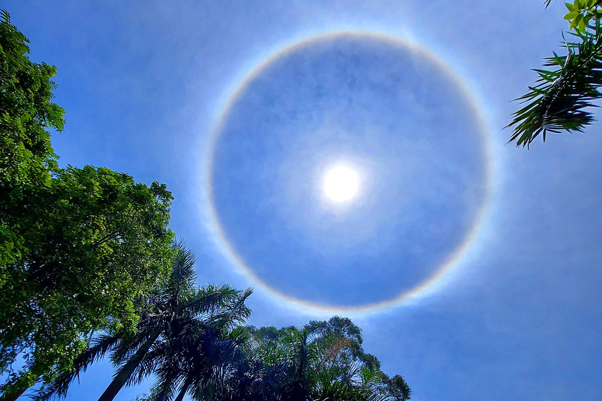  Hào quang mặt trời tuyệt đẹp xuất hiện trên bầu trời TP Móng Cái, tỉnh Quảng Ninh trong khoảng 2 tiếng từ 11h trưa và rõ nét nhất là vào 12h trưa ngày 12/9. Ảnh: Móng Cái New.