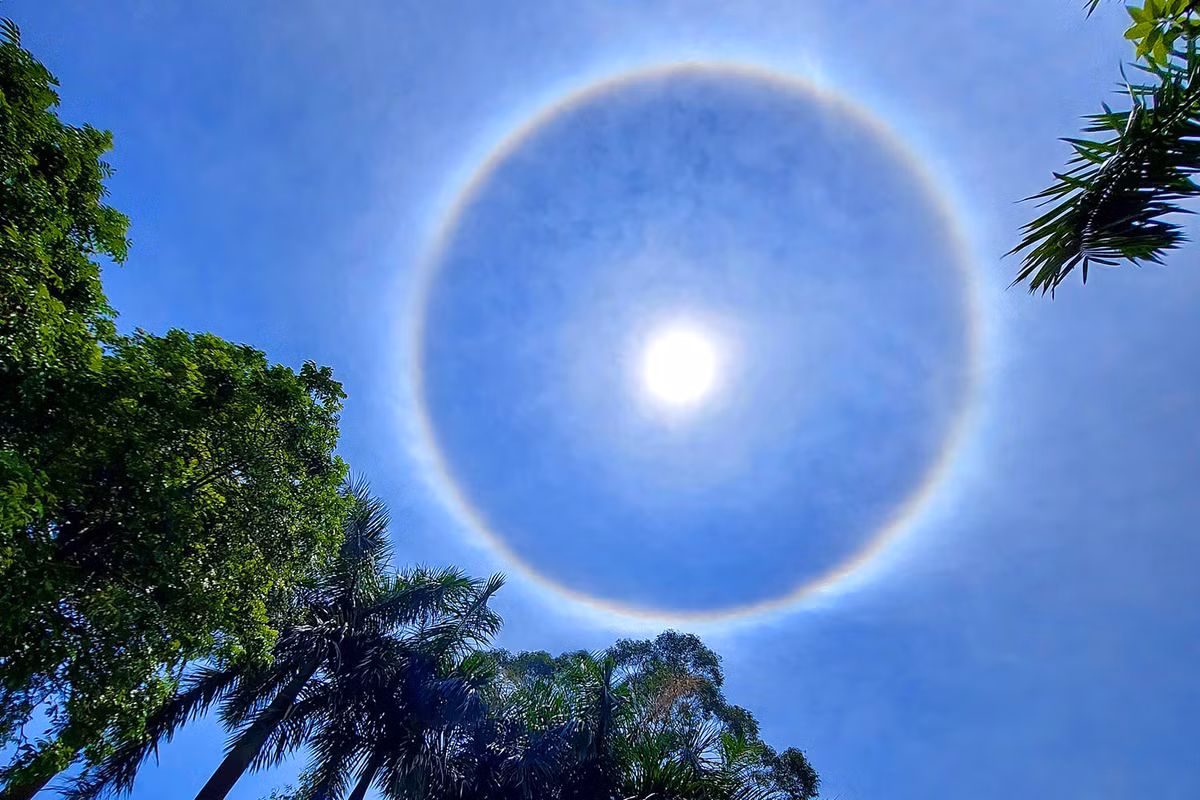  Hào quang mặt trời tuyệt đẹp xuất hiện trên bầu trời TP Móng Cái, tỉnh Quảng Ninh trong khoảng 2 tiếng từ 11h trưa và rõ nét nhất là vào 12h trưa ngày 12/9. Ảnh: Móng Cái New.