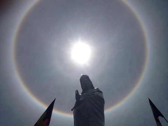 Vào khoảng 10h30 ngày 9/5/2017, hào quang mặt trời xuất hiện trên bầu trời TP.Huế. Một số nhân chứng cho biết vầng hào quang giống như vòng cầu vồng với các màu ánh sáng đỏ, hồng, xanh, cam, vàng bao tròn quanh mặt trời bỗng xuất hiện. Ảnh: Đào Nguyễn Ái Nhân/Lao động.