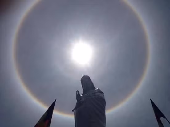 Vào khoảng 10h30 ngày 9/5/2017, hào quang mặt trời xuất hiện trên bầu trời TP.Huế. Một số nhân chứng cho biết vầng hào quang giống như vòng cầu vồng với các màu ánh sáng đỏ, hồng, xanh, cam, vàng bao tròn quanh mặt trời bỗng xuất hiện. Ảnh: Đào Nguyễn Ái Nhân/Lao động.