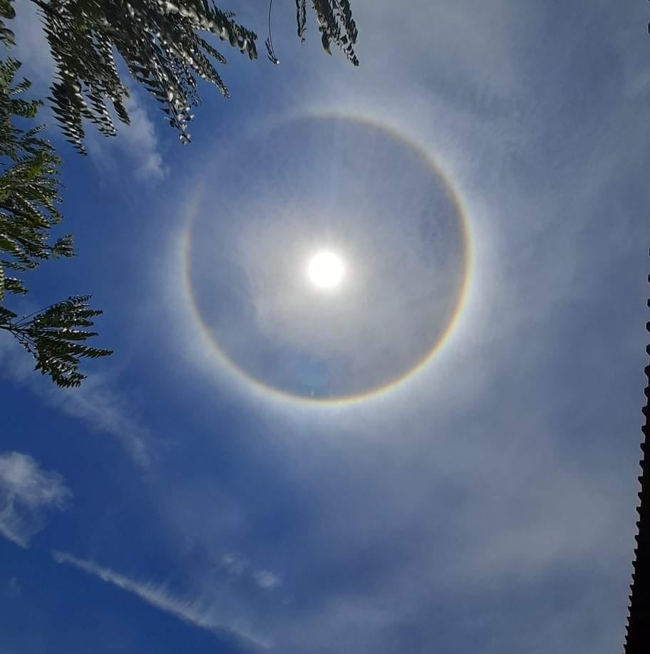 Hiện tượng hào quang mặt trời kéo dài gần 2 tiếng vào giữa trưa, vào khoảng 11h trưa và rõ nét nhất lúc 12h30 - 13h trong ngày 28/3/2022. Ảnh Pi/Lao động.