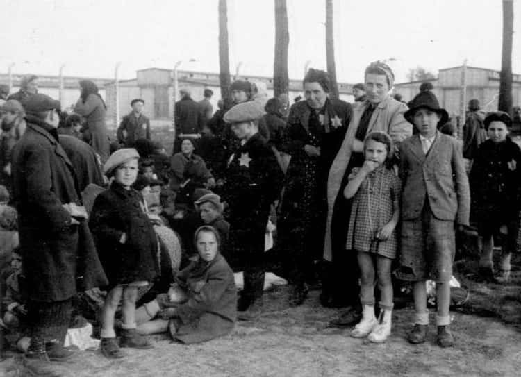 Không chỉ người lớn, nhiều trẻ em bên ngoài một lò thiêu tại trại tập trung của Đức. Lò thiêu là nơi phát xít Đức hỏa táng thi thể tù nhân sau khi sát hại họ một cách tàn độc.