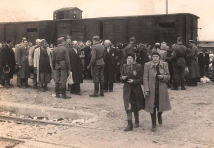 Các tù nhân tại trại tập trung Auschwitz của Đức quốc xã đứng xếp hàng chờ lính canh phân loại thành 2 nhóm. Trong đó, một nhóm sẽ bị đưa đi hành quyết và nhóm còn lại được đưa tới nơi giam giữ.