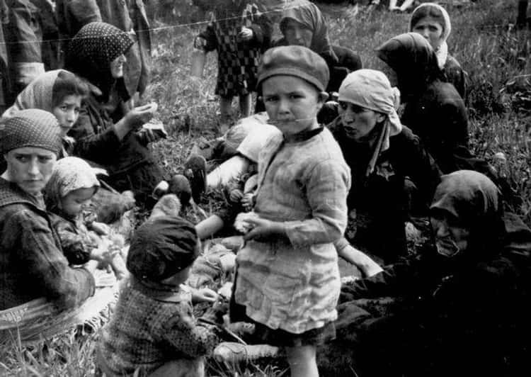 Nhóm phụ nữ và trẻ em này bị lính canh phát xít Đức chọn để đưa tới phòng hơi ngạt.
