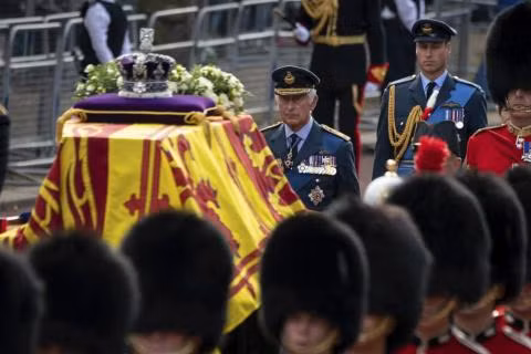 5.949 là số quân nhân được điều động tham gia vào các sự kiện quốc tang kể từ khi Nữ hoàng Elizabeth II băng hà ở lâu đài Balmoral, Scotland ngày 8/9. Trong số này có 4.416 thành viên Lục quân, 847 thành viên Hải quân và 686 người thuộc Không quân. Ngoài ra, khoảng 175 thành viên các lực lượng vũ trang từ các quốc gia thuộc Khối Thịnh vượng chung cũng tham gia hỗ trợ các sự kiện trong khuôn khổ lễ quốc tang của Nữ hoàng Anh.