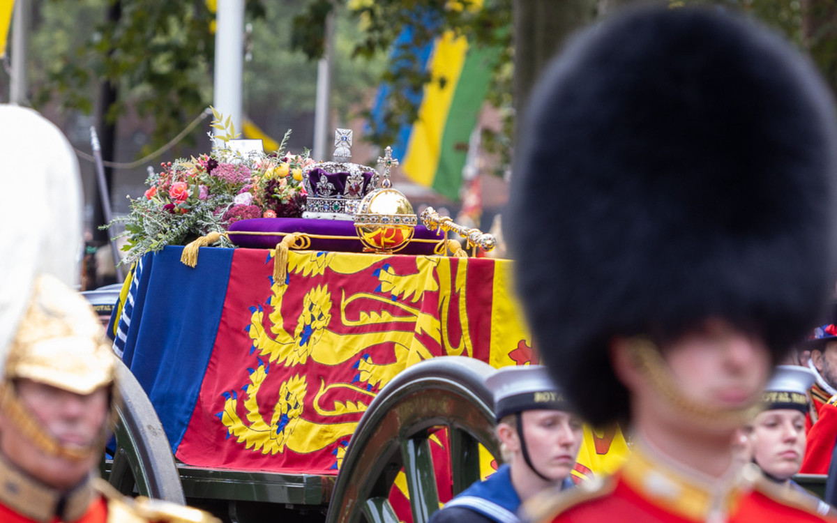 Khi linh cữu của Nữ hoàng Elizabeth II đến lâu đài Winsor, 410 quân nhân tham gia lễ rước, 480 quân nhân xếp hàng trên đường phố và 130 quân nhân phụ trách các nghi lễ khác.
