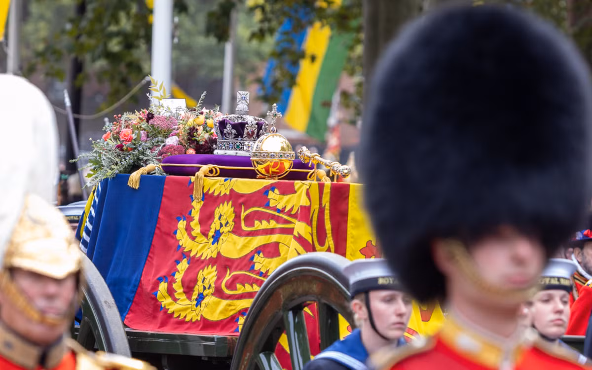 Khi linh cữu của Nữ hoàng Elizabeth II đến lâu đài Winsor, 410 quân nhân tham gia lễ rước, 480 quân nhân xếp hàng trên đường phố và 130 quân nhân phụ trách các nghi lễ khác.