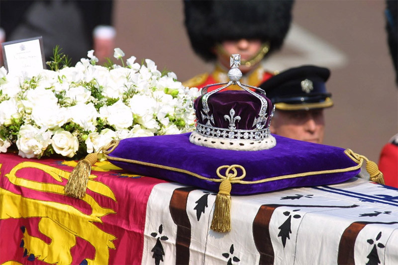 2.868 viên kim cương, 17 viên ngọc bích, 11 viên ngọc lục bảo, 269 viên ngọc trai và 4 viên hồng ngọc trên vương miện của Quốc vương Anh được đặt trên linh cữu của Nữ hoàng Elizabeth II.