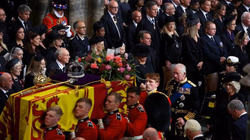 142 thủy thủ và 6 sĩ quan hải quân Anh kéo linh xa chở linh cữu Nữ hoàng Elizabeth II từ Đại sảnh Westminster đến Tu viện Westminster ngày 19/9.