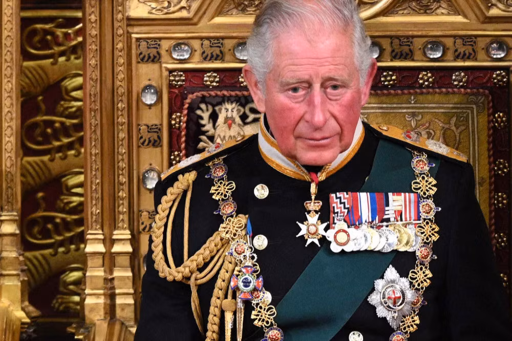 Theo đó, Vua Charles III nối ngôi mẹ - Nữ hoàng Elizabeth II - khi 73 tuổi. Ông trở thành nguyên thủ quốc gia ở Vương quốc Anh cũng như ở 14 quốc gia thuộc Khối thịnh vượng chung khác bao gồm: Australia, Canada, Jamaica, New Zealand, Papua New Guinea... Vua Charles III cũng trở thành người đứng đầu Khối thịnh vượng chung gồm 56 thành viên.