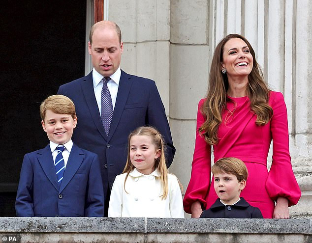 Đứng thứ 3 trong danh sách kế vị ngai vàng là công chúa Charlotte - con thứ hai của Thân vương William. Người con thứ 3 của Thân vương William là hoàng tử Louis xếp thứ 4 trong danh sách kế vị ngai vàng.