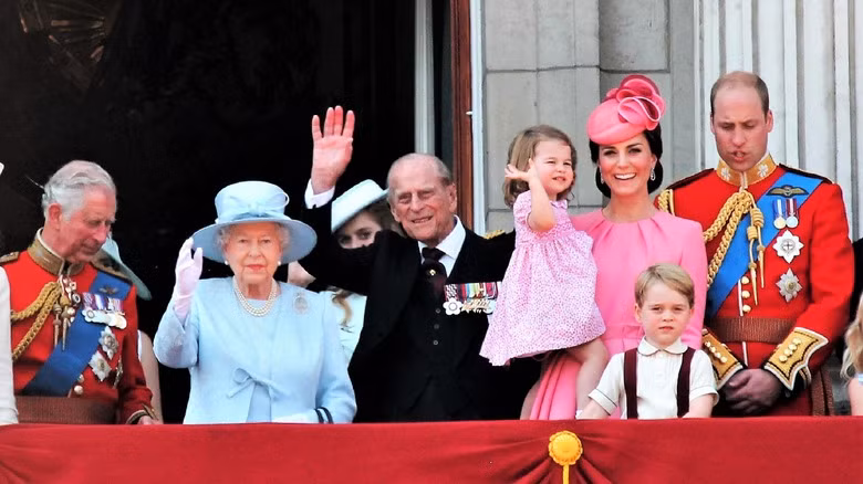 Sau khi Vua Charles III kế vị ngai vàng từ Nữ hoàng Elizabeth II, top 5 người đầu danh sách người kế vị ngai vàng tương lai của Vua Charles III gồm 2 con trai và 3 cháu nội của ông.