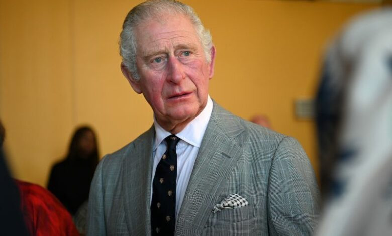 Sinh ngày 14/11/1948 tại Cung điện Buckingham, Vua Charles III là con trai cả của Nữ hoàng Elizabeth II và Hoàng thân Philip. Vào năm 1952, sau khi ông nội là Vua Geogre VI băng hà, Công chúa Elizabeth trở thành Nữ hoàng Anh.