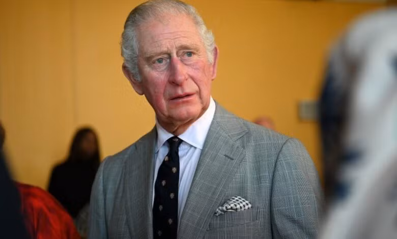 Sinh ngày 14/11/1948 tại Cung điện Buckingham, Vua Charles III là con trai cả của Nữ hoàng Elizabeth II và Hoàng thân Philip. Vào năm 1952, sau khi ông nội là Vua Geogre VI băng hà, Công chúa Elizabeth trở thành Nữ hoàng Anh.