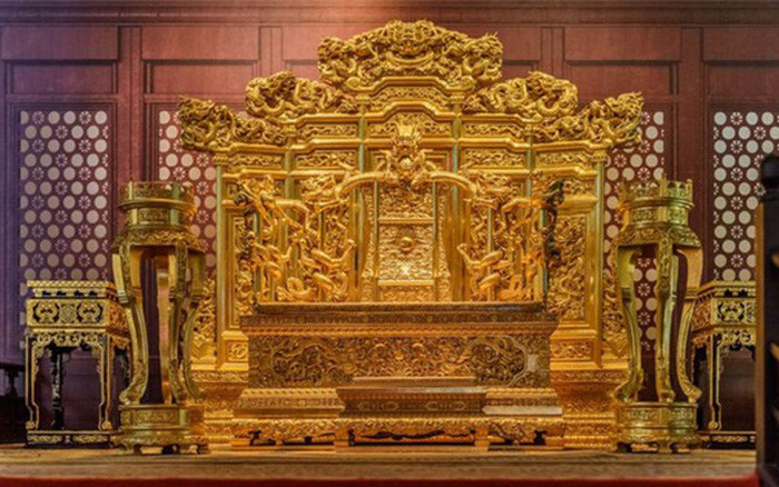 Sau cùng, Lý Tự Thành chết một cách bí ẩn vào năm Thuận Trị thứ ba (1645). Minh sử ghi chép về cái chết của Lý Tự Thành là do không xứng đáng với ngôi vị hoàng đế nên phải chịu "lời nguyền" của chiếc ghế rồng.