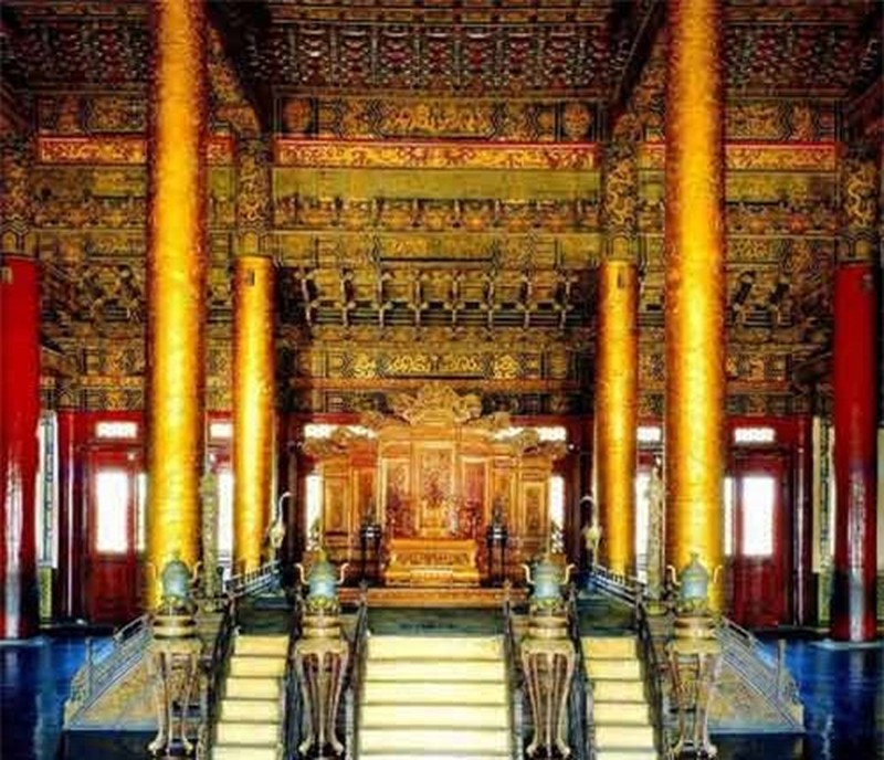 Ba tháng sau, Waldersee trở về Đức và được chính phủ khen thưởng. Đến năm 1904, ông qua đời vì bệnh tật. Một số người cho rằng, viên sĩ quan người phương Tây này cũng vướng phải "lời nguyền" do ngồi lên ghế rồng. Do đó, Waldersee gặp bi kịch và qua đời không lâu sau khi cả gan ngồi lên ngai vàng chỉ dành cho bậc quân vương.