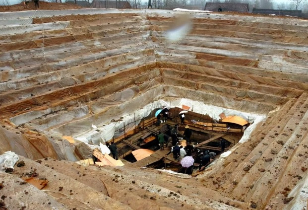 Các chuyên gia khảo cổ cũng tìm thấy nhiều đồ tùy táng giá trị như: đồ đồng, sơn mài, đồ gốm, đồ trang điểm... Họ càng bất ngờ hơn khi kiểm tra quan tài gỗ đặt ở ngôi mộ chính. Loại gỗ dùng để làm quan tài là gỗ sụ am mộc nguyên khối.